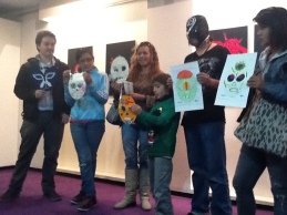 Participantes del taller "Haga su máscara" impartido por The Killer Film, el crítico enmascarado en la Cinemateca Distrital de Bogotá, Colombia.